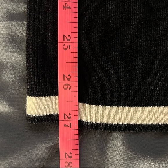 LIKE NEW Women's 2-Piece long sleeve knit pant set. Black w/Cream Trim. Size: L - Picture 9 of 11
